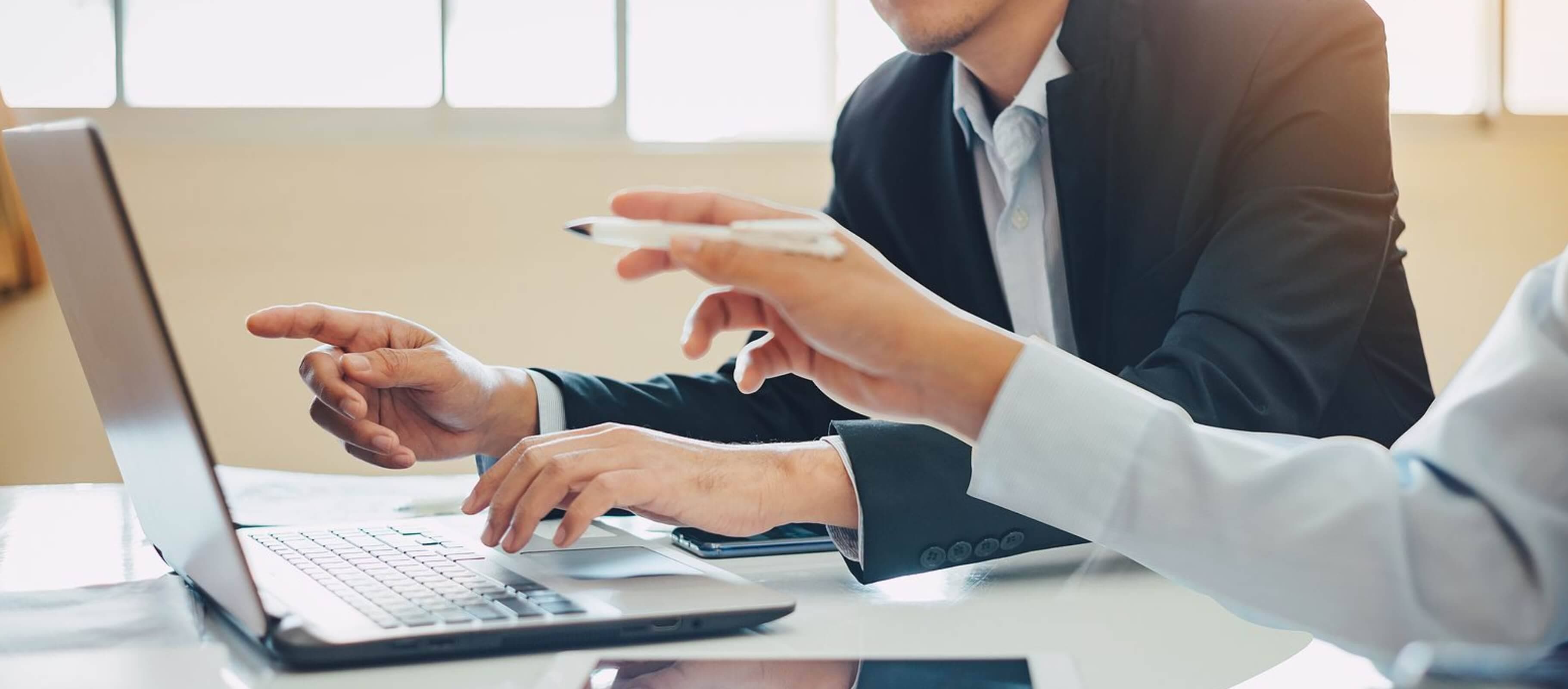 Entreprenörer pekar på datorskärm 