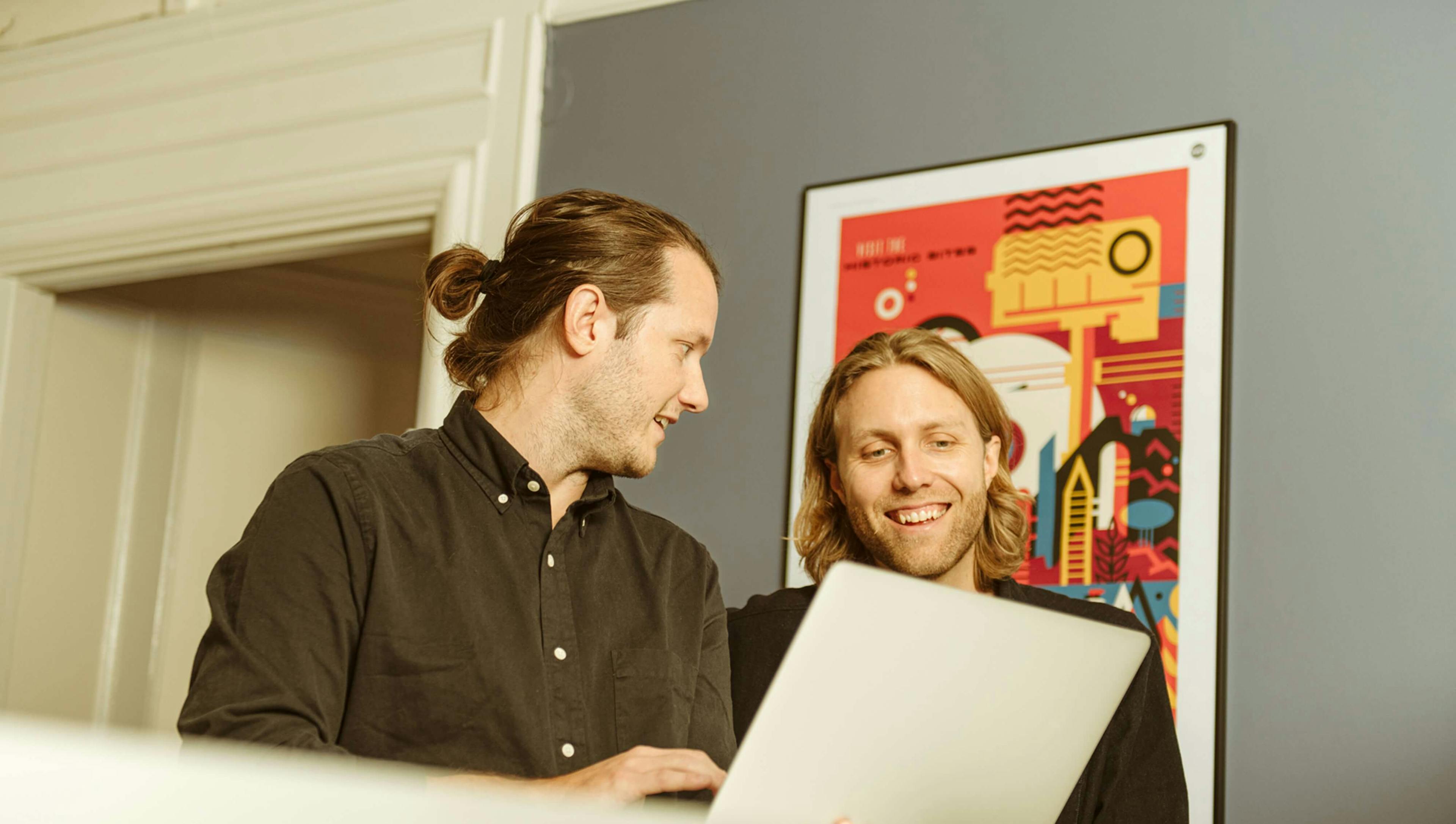 Entreprenörer tittar på en datorskärm 