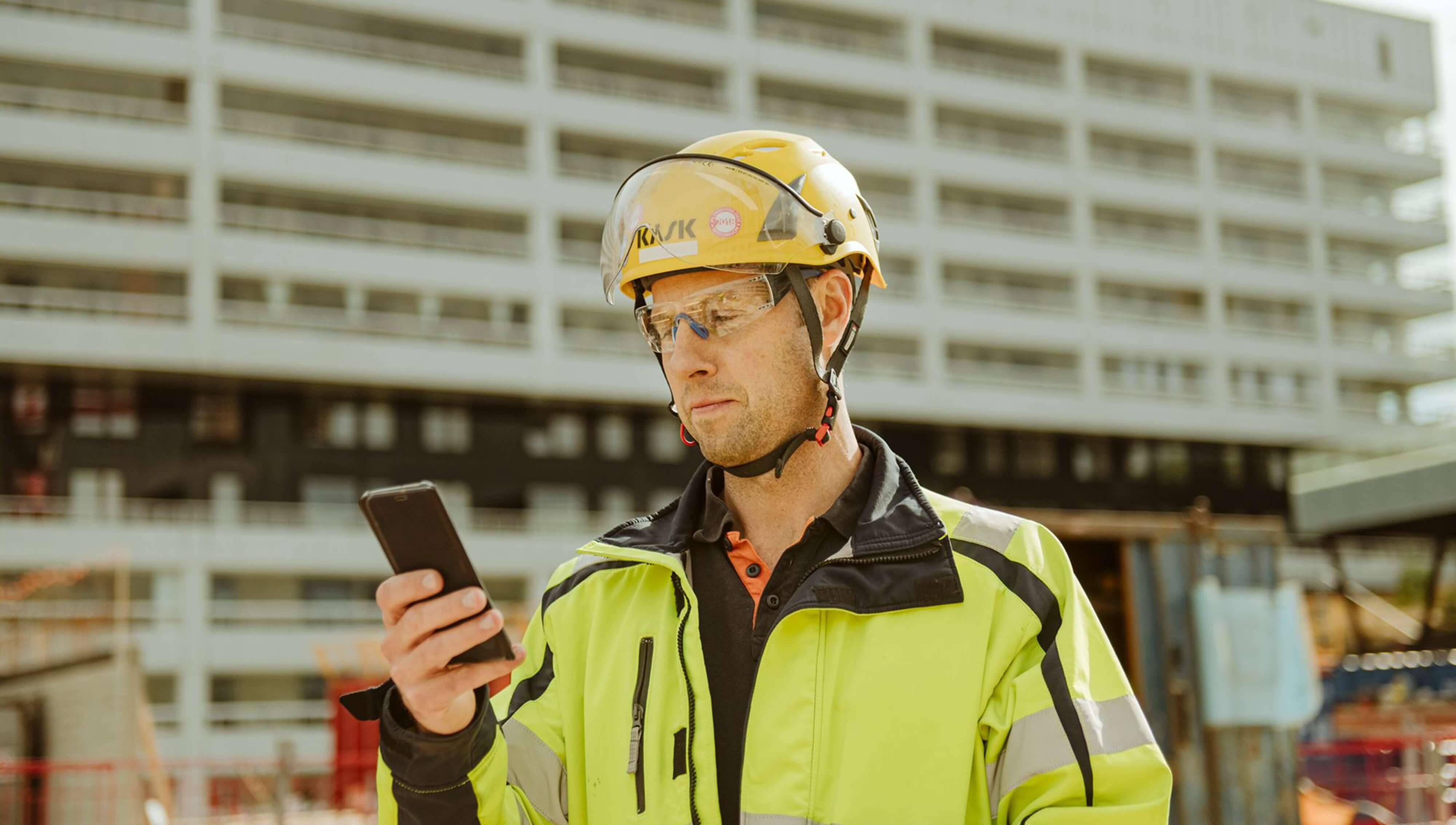 Entreprenör står med mobiltelefonen