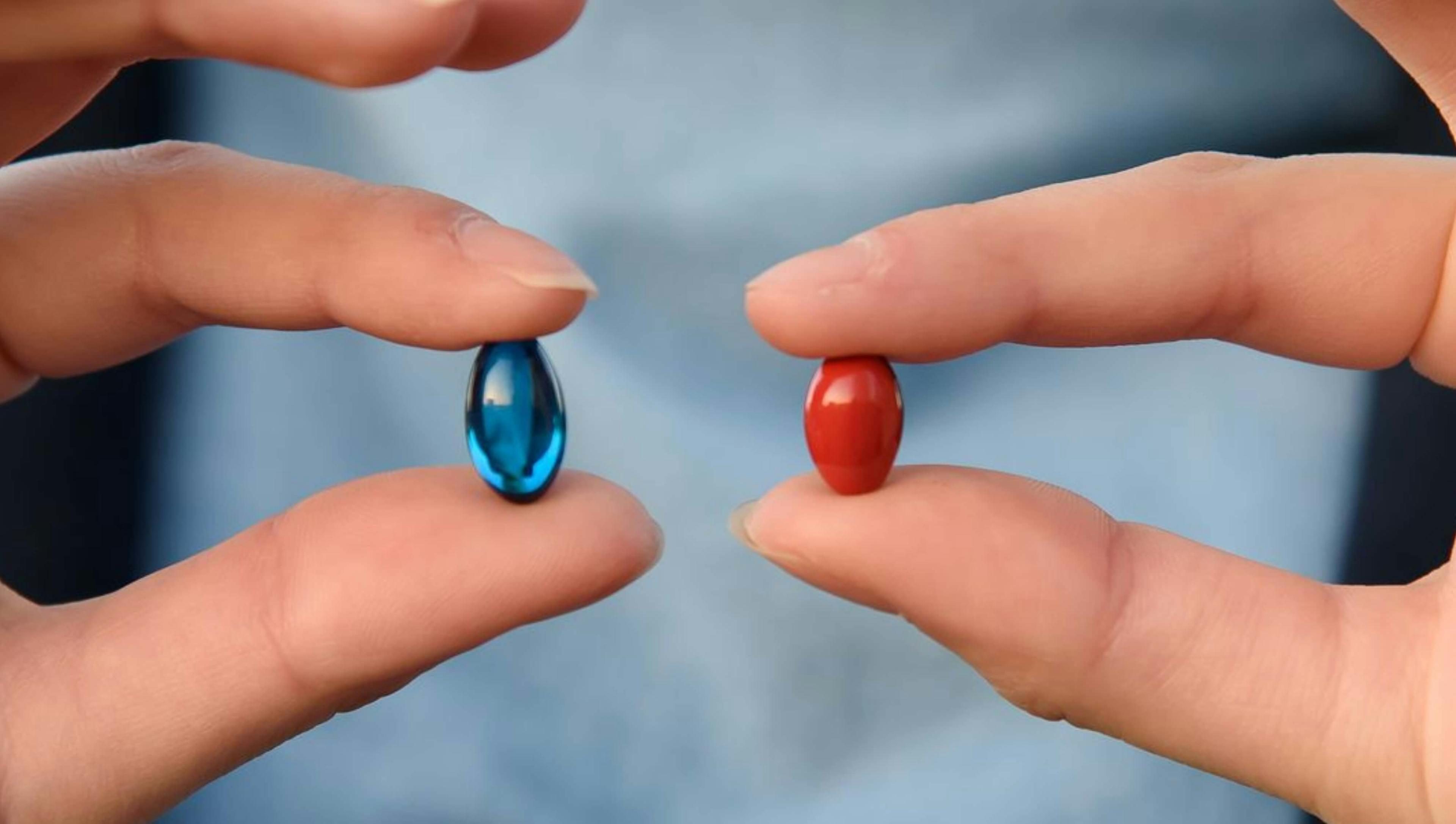 Entreprenör håller ett rött och ett blått piller 